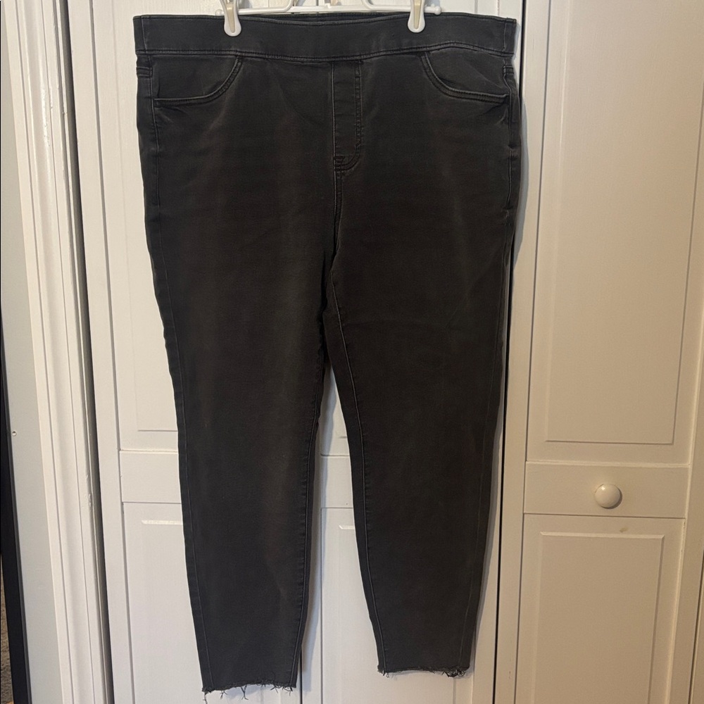 Black/gray ankle jeans.